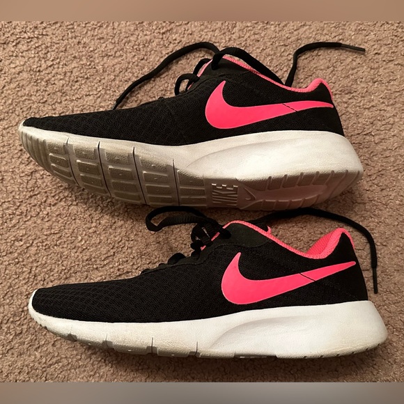 Nike Unisex Big Kids Youth Tanjun Running Gym Shoes Sneakers Black Pink Size 5Y - Picture 9 of 15